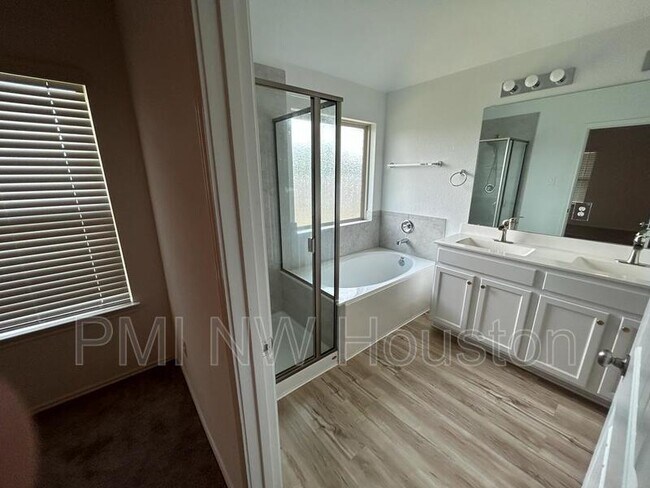 Building Photo - 10022 Granite Grove Ln