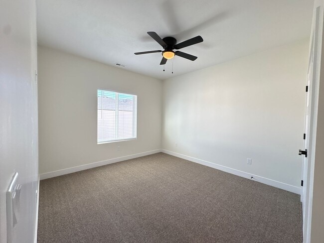 Building Photo - Crosshollows Home Available!