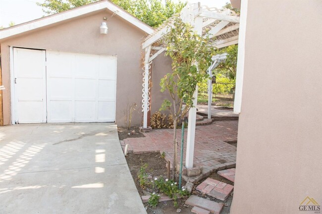 Building Photo - Cozy 3 Bedroom 2 Bath