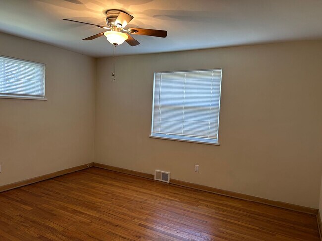 Building Photo - Brick Ranch for Rent in Highland  HTS close to the freeway