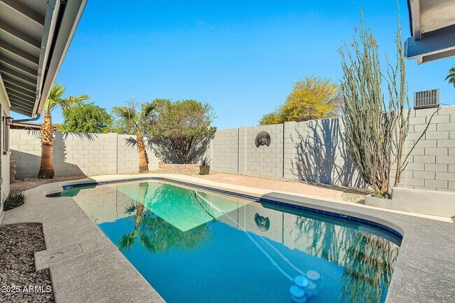 Building Photo - 3922 E Dahlia Dr