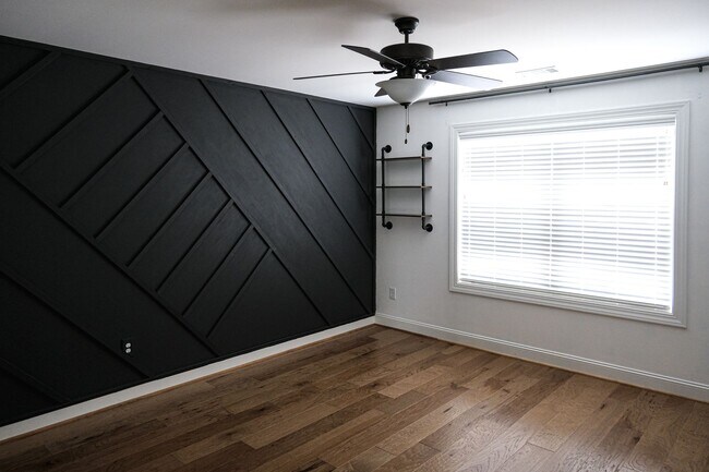 Building Photo - 3 Bedroom, 2.5 Bath in Prime Location! Law...