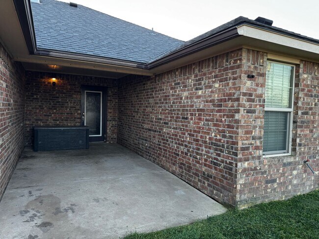 Building Photo - Located in Tradewinds! 3/2/2