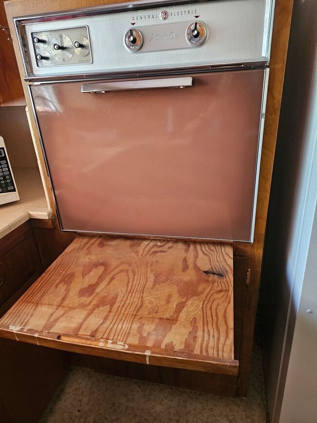 Building Photo - Cute partially furnished apartment with sm...