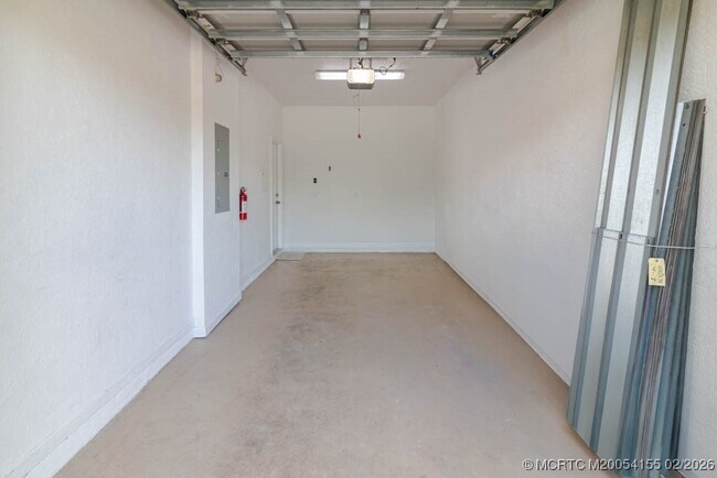 Building Photo - 356 SE Bloxham Way