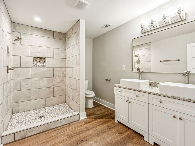 Building Photo - 302 W Collins St