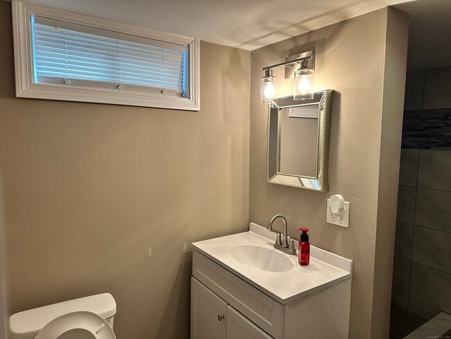 Building Photo - 484 Meriden Ave