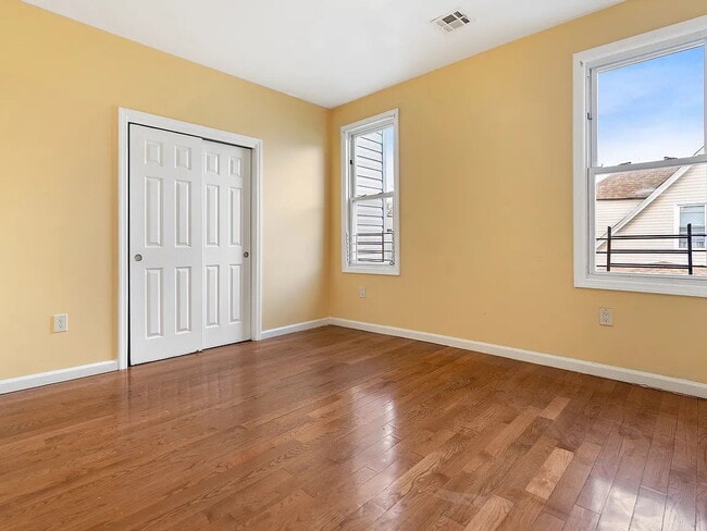 Building Photo - Renovated 3-BRM 2 -Bath Unit 3 nestled in the heart of Newark, NJ.