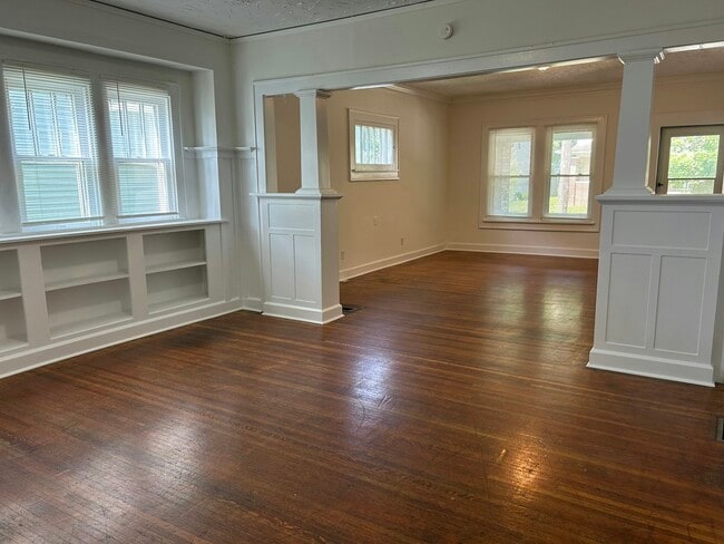Building Photo - 3127 N Kenwood Ave