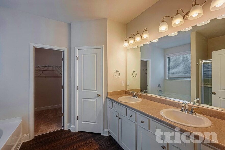 Building Photo - 424 Curlin Ct