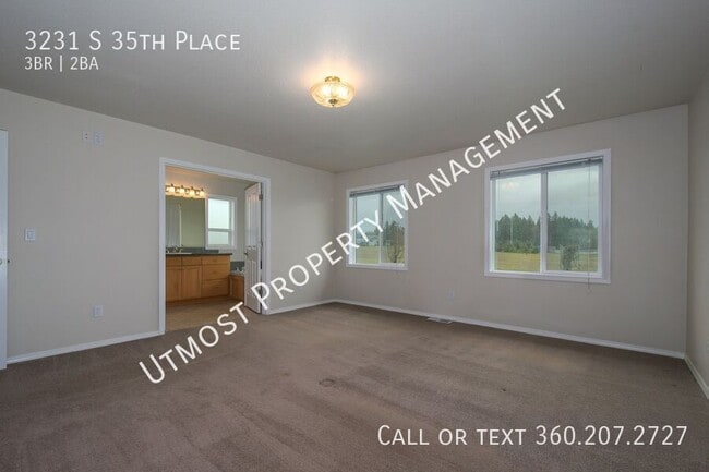 Building Photo - 3231 S 35th Pl