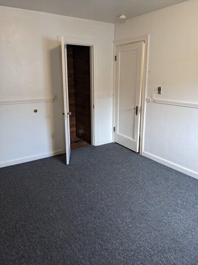 Building Photo - 2425 Snyder Ave