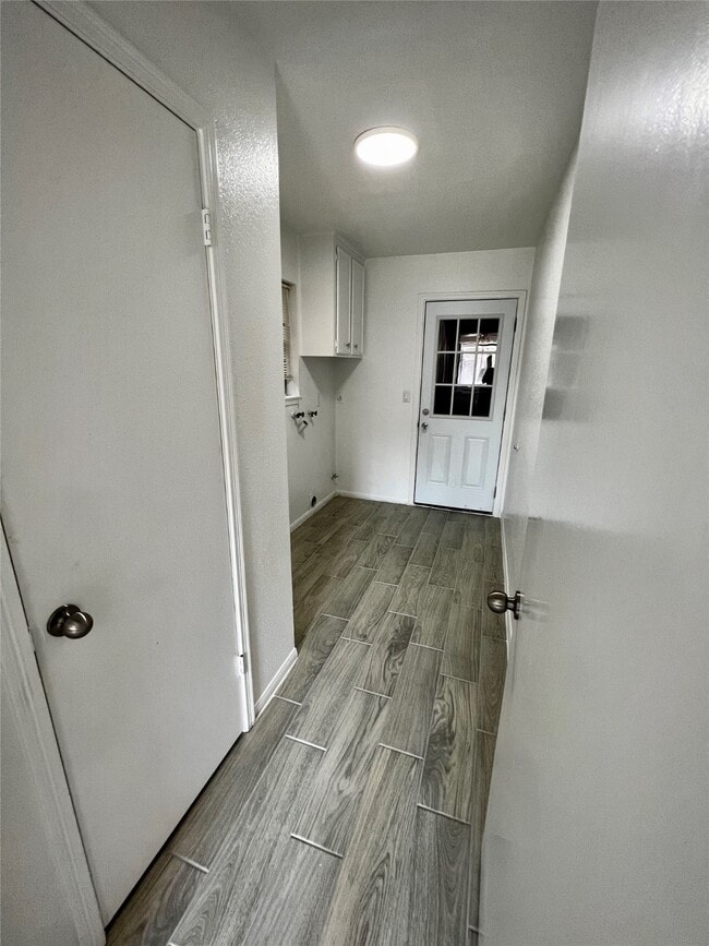 Building Photo - 4030 Thistledown Dr