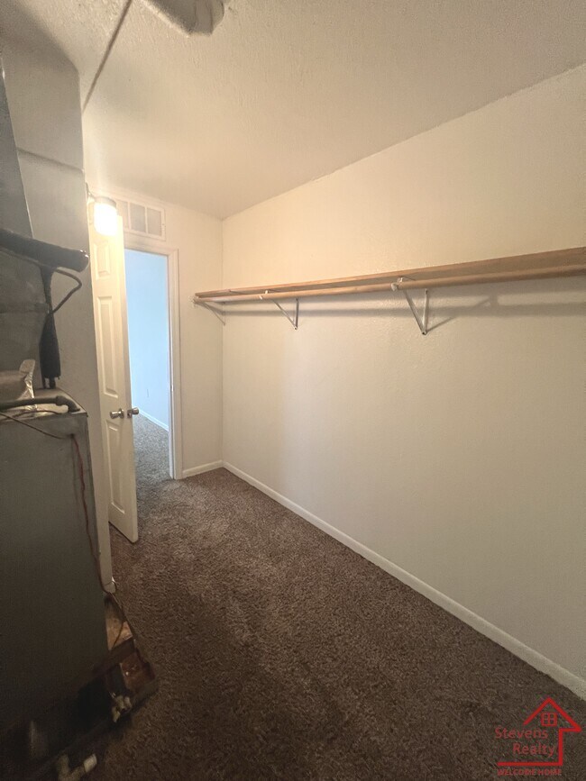 Building Photo - 915 S Seminole Dr