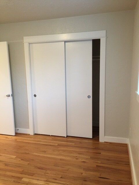 Building Photo - Modern Remodel 2br 1000sqft Private/End un...