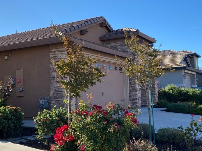 Building Photo - Pristinely Maintained Roseville Home with ...