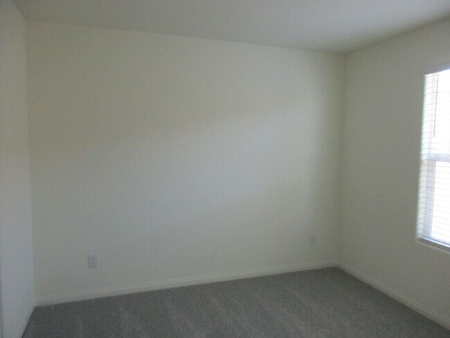 Building Photo - 420 Canary Song Dr