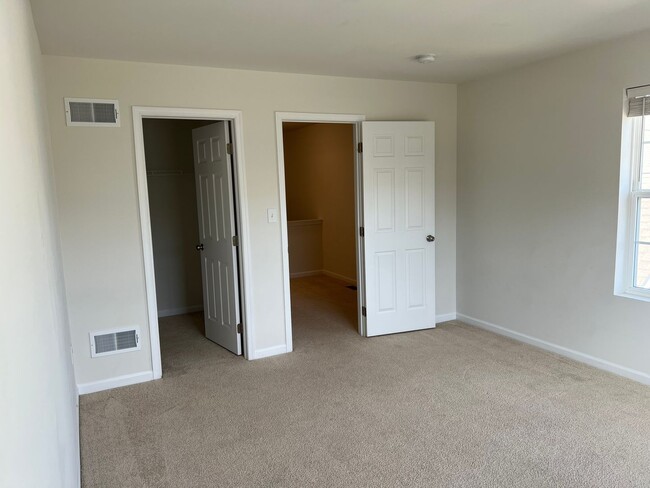 Building Photo - Stunning 4 bedroom 2.5 Bathroom Home in Ma...
