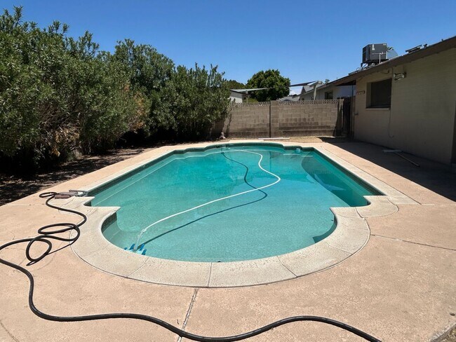 Building Photo - 4 BEDROOM HOME WITH PRIVATE POOL