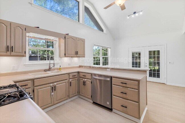 Building Photo - 200 Hermitage Dr