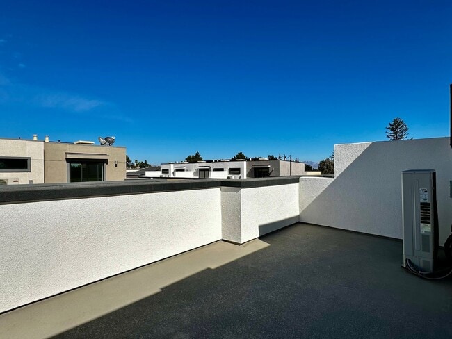 Building Photo - New Luxury Townhouse in Saratoga