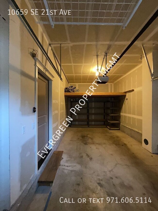 Building Photo - Conveniently Located Townhome With Bonus O...