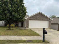 Building Photo - Nice 3 Bed 2 Bath Available in July! Book ...