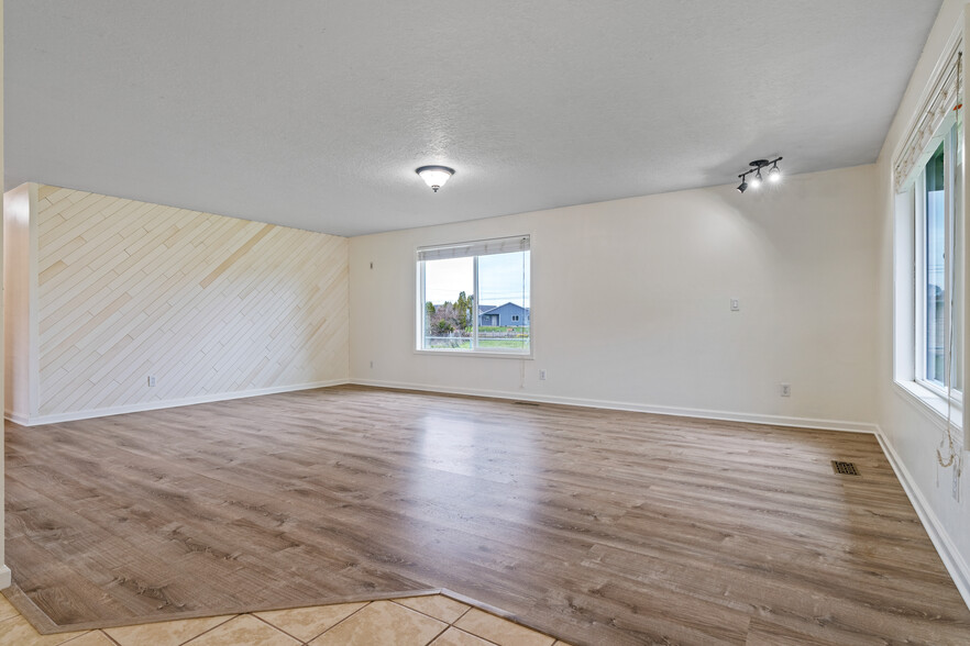Building Photo - 404 Hillview Dr
