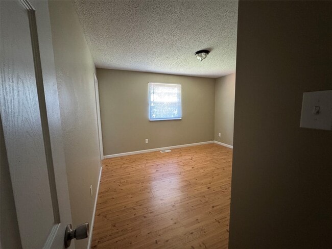 Building Photo - 1161 Saratoga Dr