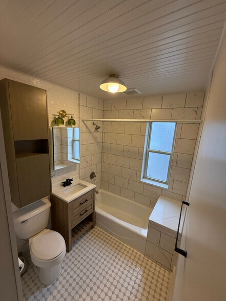 Building Photo - 705 N Damen Ave