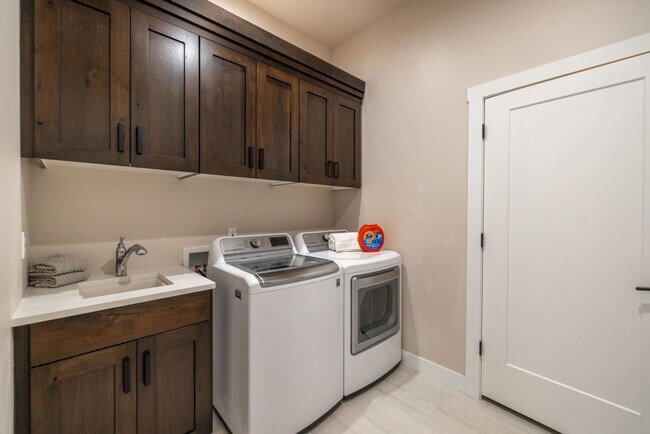 Building Photo - 255 Matterhorn Dr