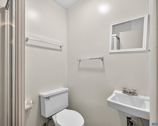 Building Photo - 225 Harvest Dr