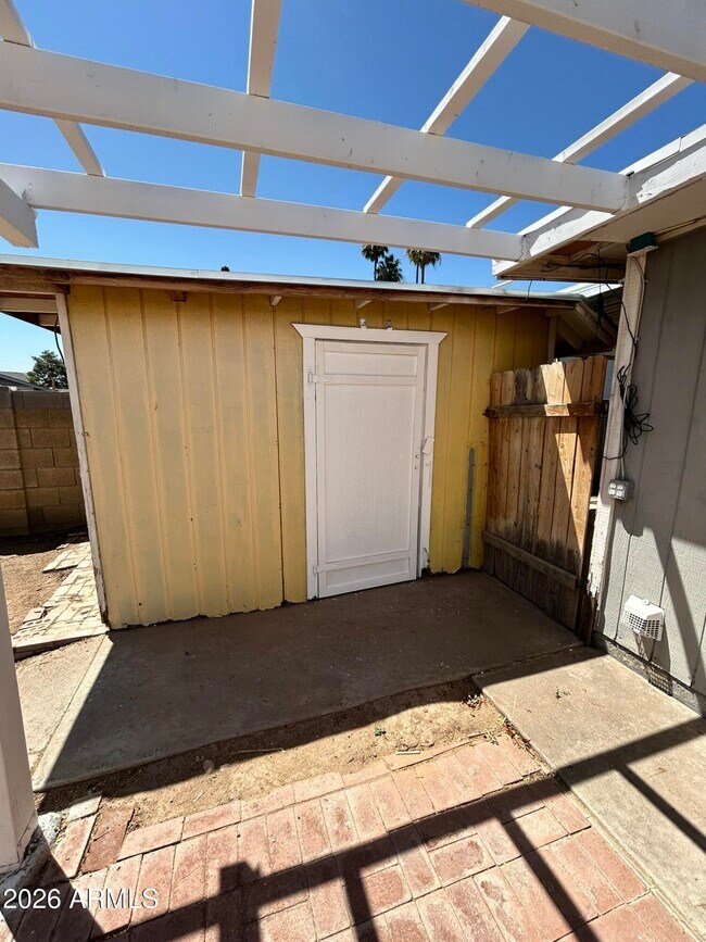 Building Photo - 711 N Oracle Cir