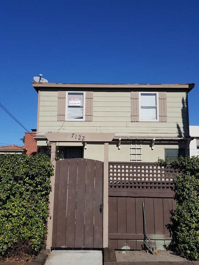 Building Photo - 3bdr duplex minutes from San Diego State!