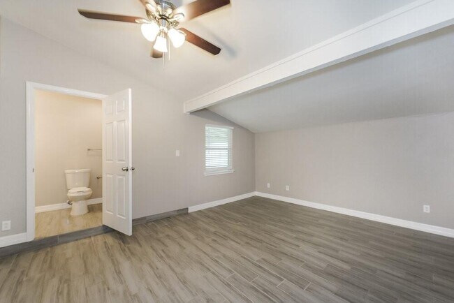 Building Photo - 15411 La Loma Dr