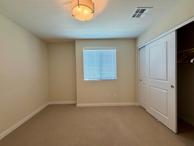 Building Photo - GORGEOUS 4 BED 3 BATH 2 CAR GARAGE SINGLE FAMILY HOME W/ LOFT, VAULTED ENTRYWAY, BACKYARD, AND BE...
