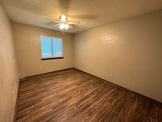 Building Photo - 1400 Willow Bend Way