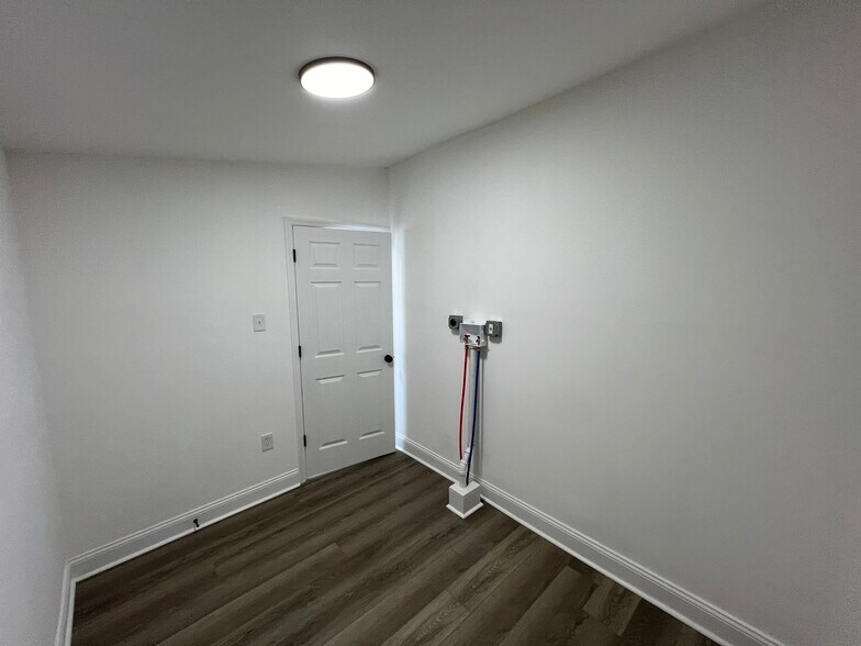 Building Photo - 921 W 3rd St