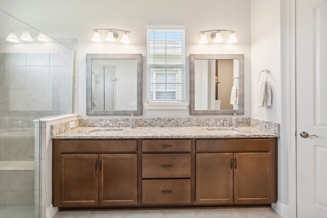 Building Photo - For Rent: Immaculate 3 Bed, 3 Bath + Flex ...