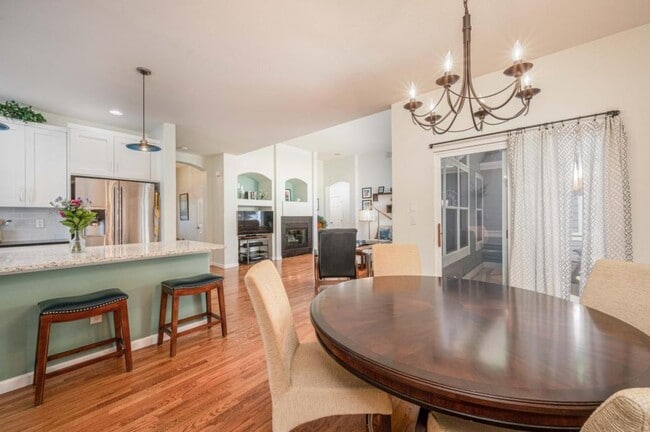 Building Photo - 4220 Ravenna Pl
