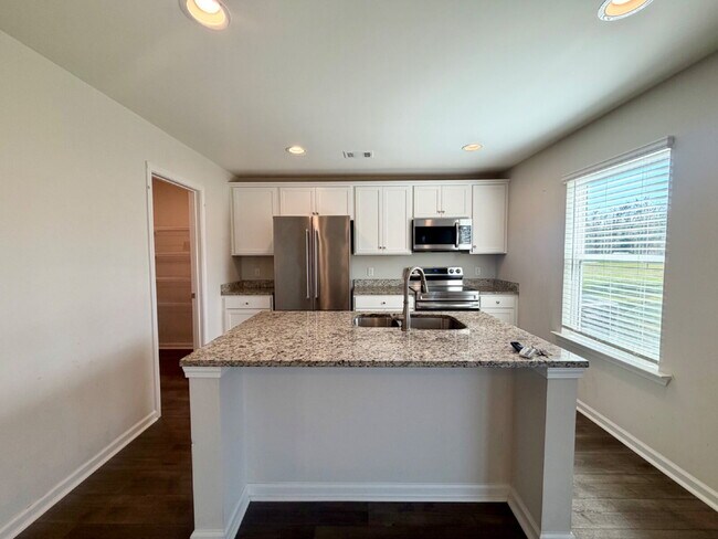 Building Photo - Four Bedroom Home in Heritage New Riverside!