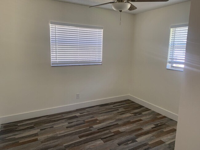 Building Photo - 2 BEDROOMS 1 BATHROOM IN AREA OF RIVERLAND