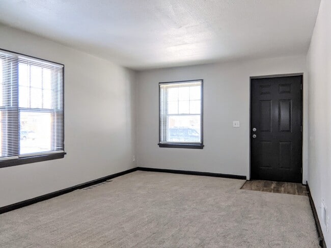 Building Photo - Hanscom Park Full Duplex