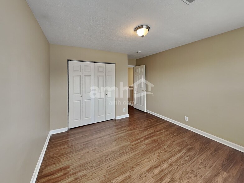 Building Photo - 4060 Longfellow Dr