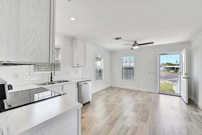 Building Photo - 2210 Seaview St