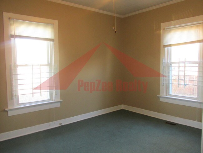 Building Photo - 2125 Catalpa Dr