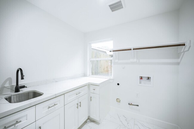 Building Photo - 10038 Westview Dr