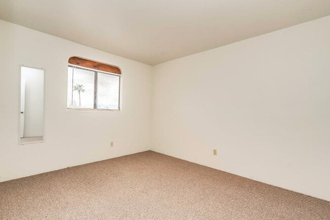 Building Photo - Charming 3 Bedroom 2 & 1/2 Bath Sante Fe H...