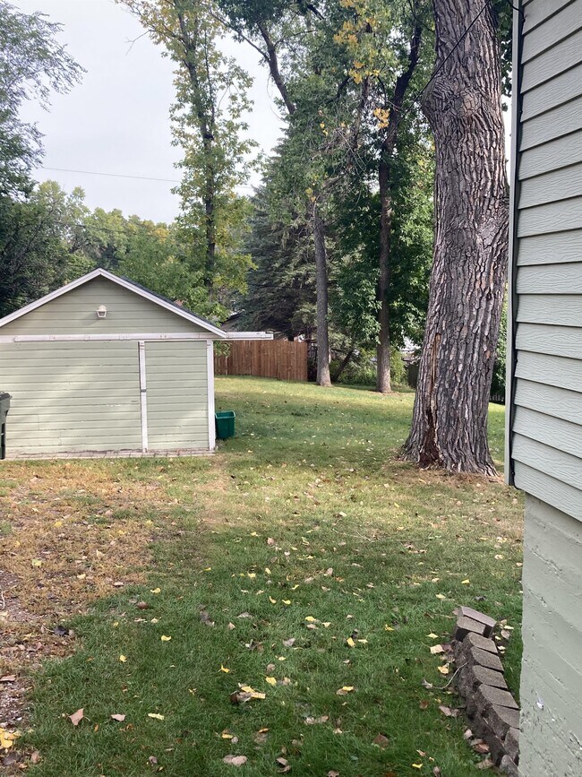 Building Photo - 630 W 7th Ave