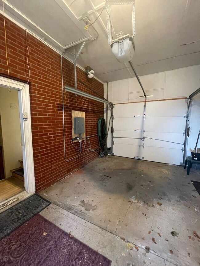 Building Photo - 2 Bedroom Home in Commutable Location